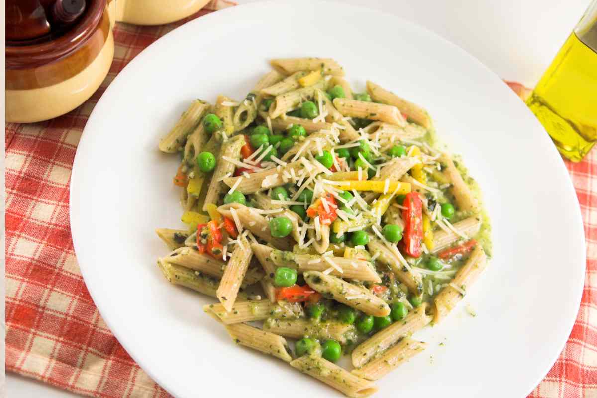 Pasta integral con pesto de albahaca, calabacín y tomatitos cherry.