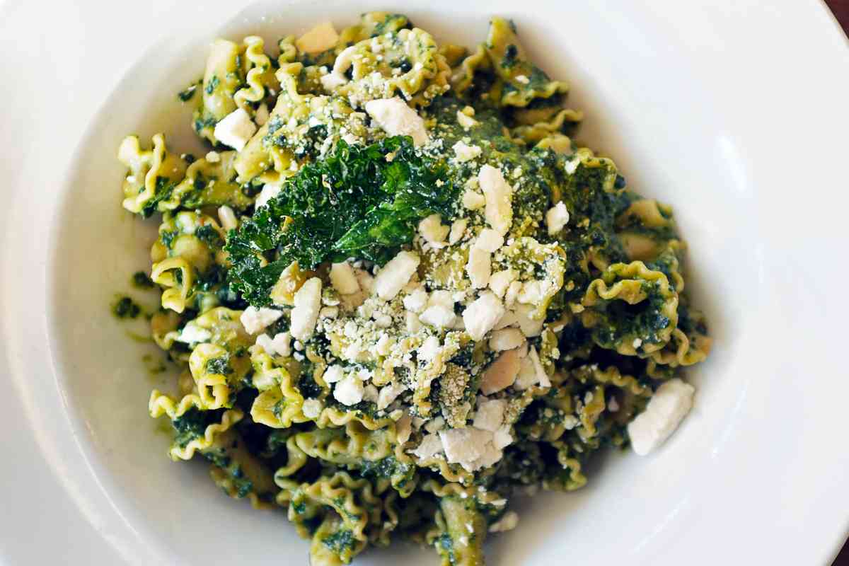 Pasta fría con albahaca y parmesano.