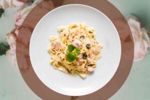 piatto di pasta con salmone e yogurt