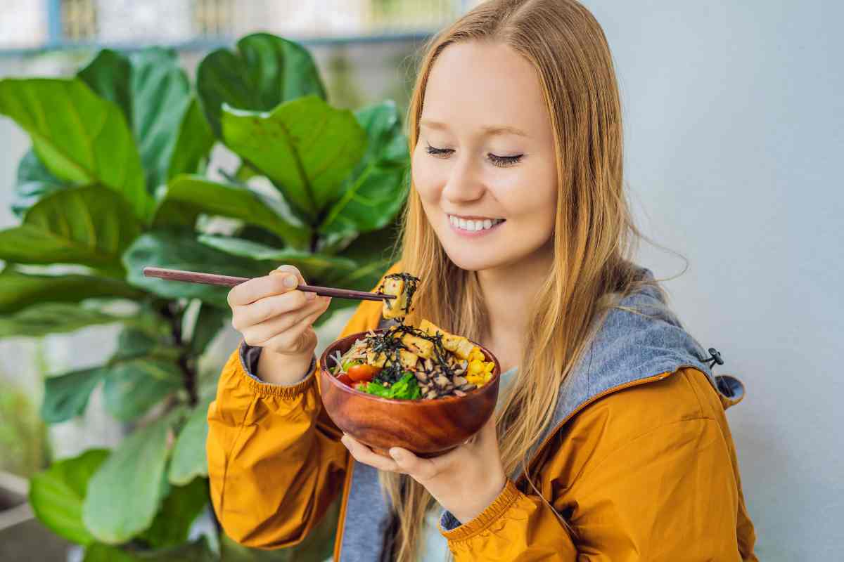 ragazza che mangia il pranzo