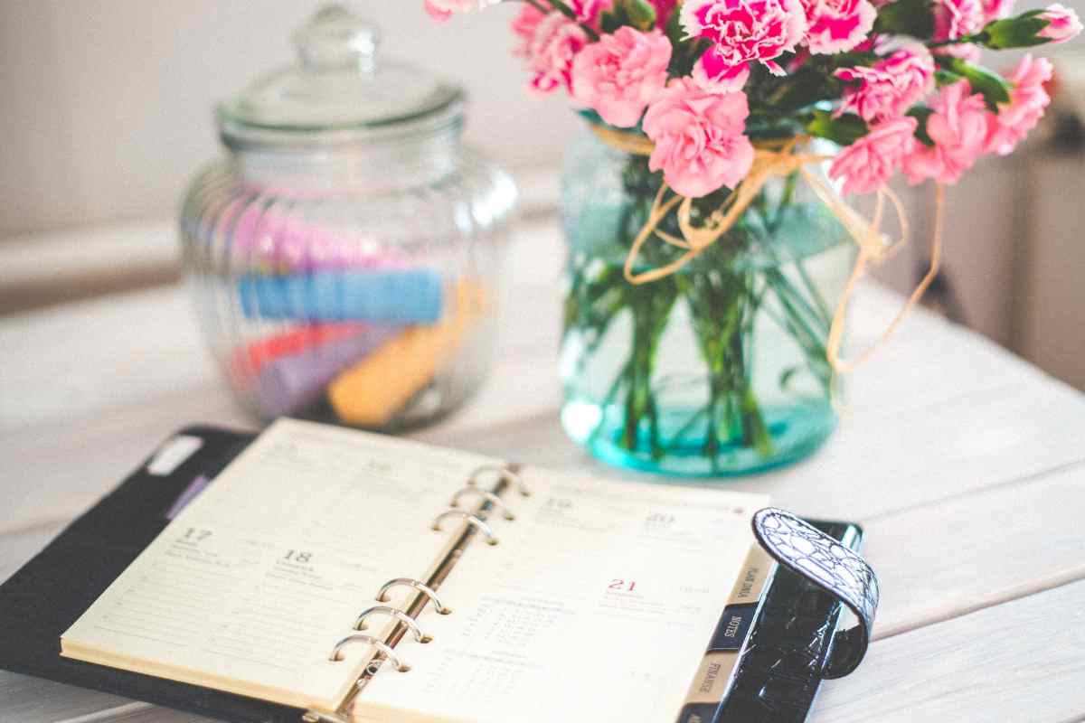 agenda sopra un tavolo
