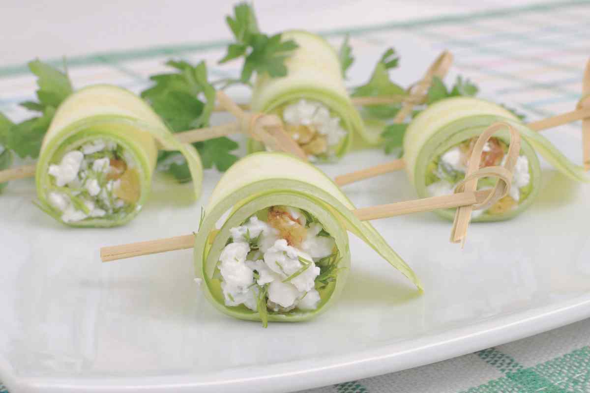rollo de calabacín, ricotta y pollo