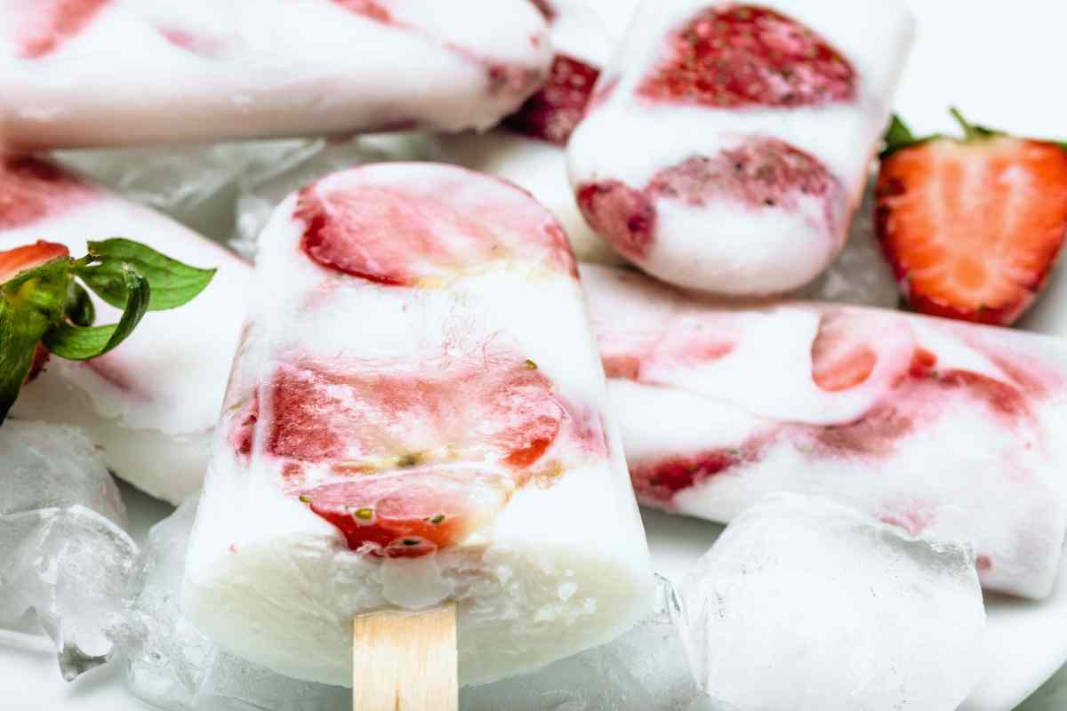 helado de yogur y fruta en palo