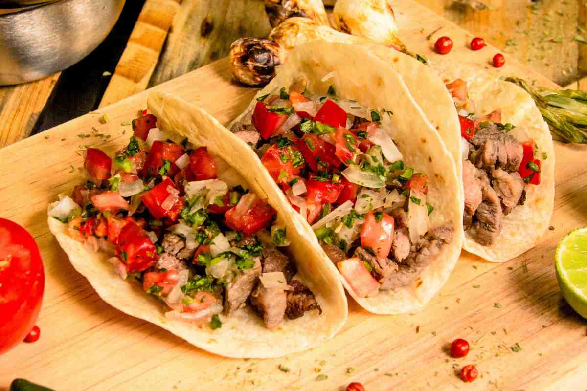 tacos con carne en una bandeja