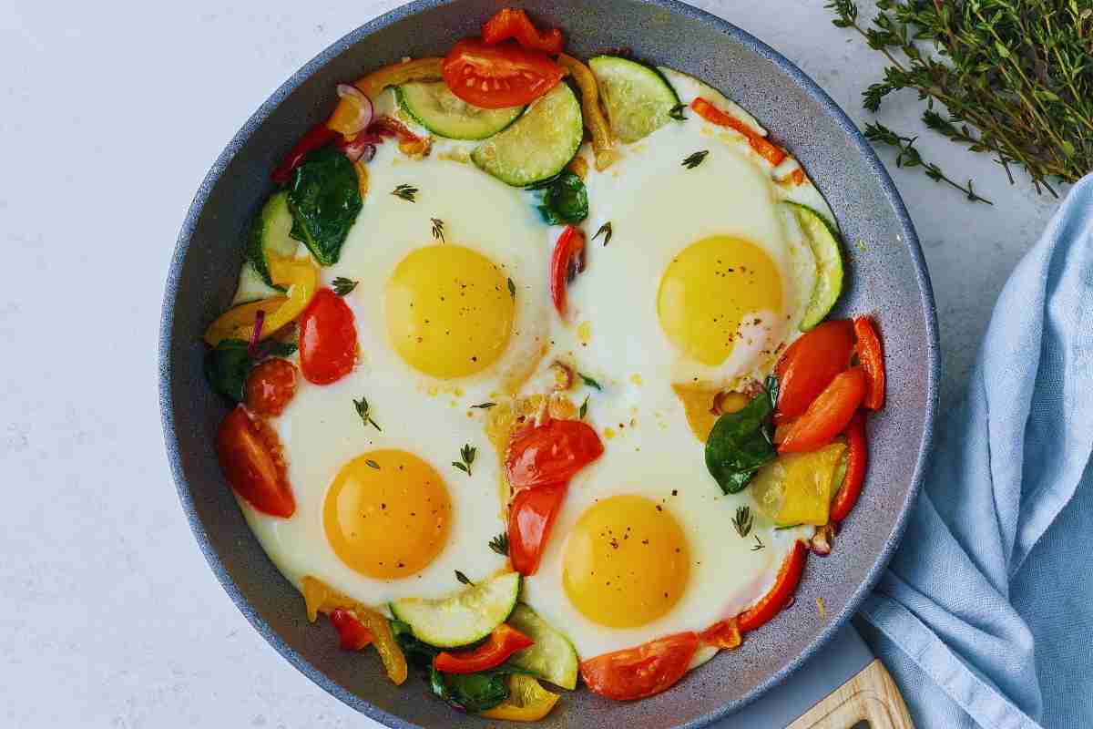 sartén de huevos al horno con verduras