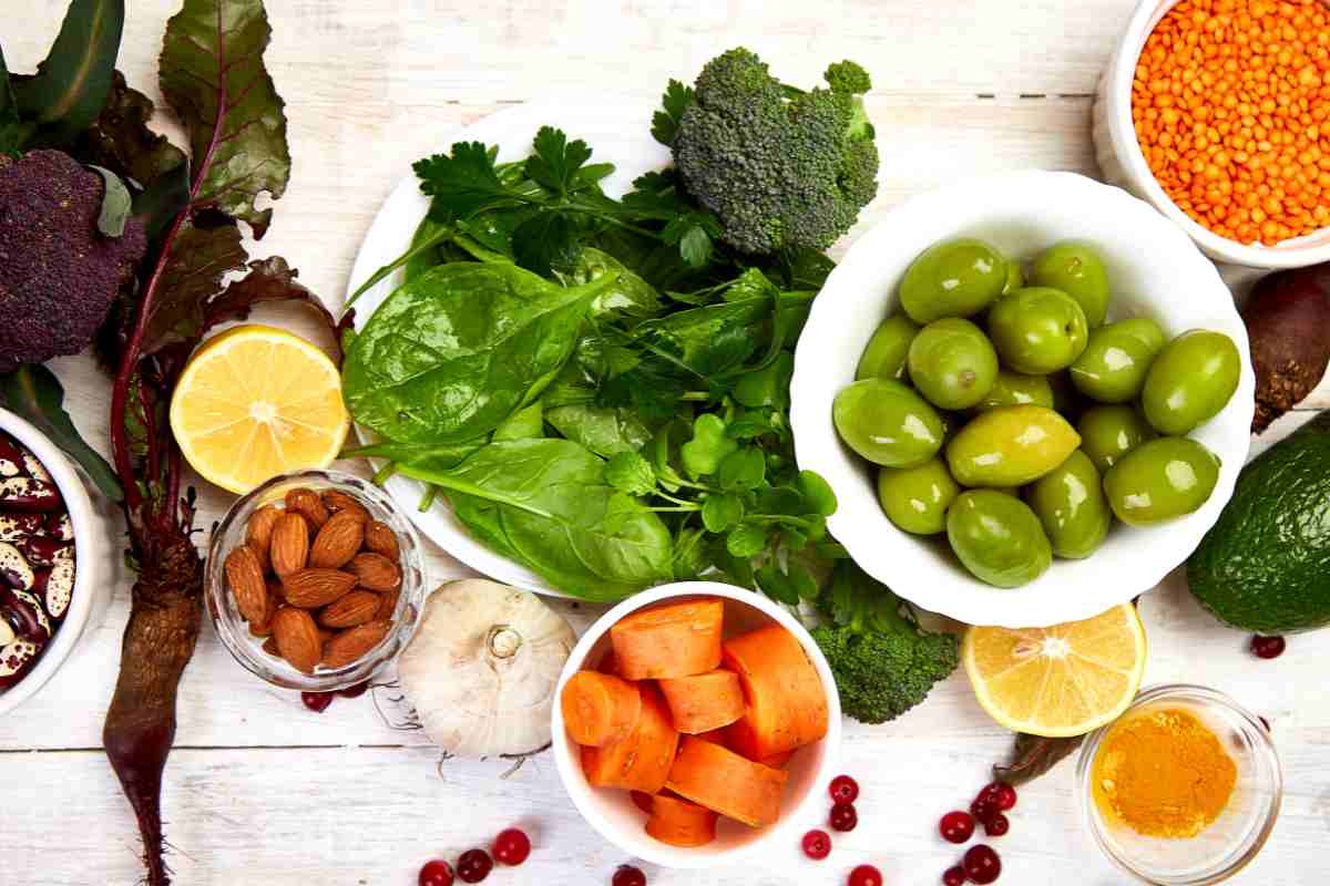 diversi tipi di alimenti che depurano in fegato visti dall'alto su un tavolo