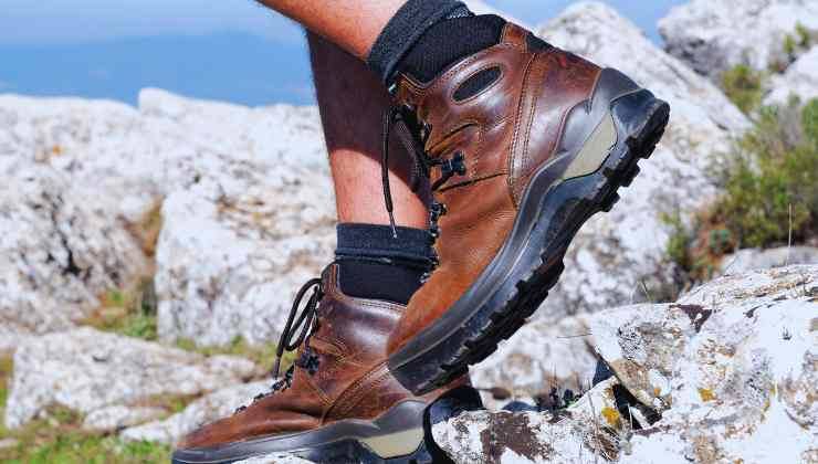 piedi con scarponi da trekking su rocce