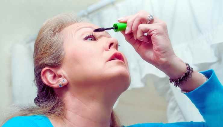 donna che si mette il mascara