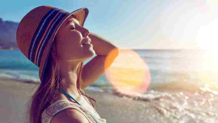 mujer tomando el sol en la playa 