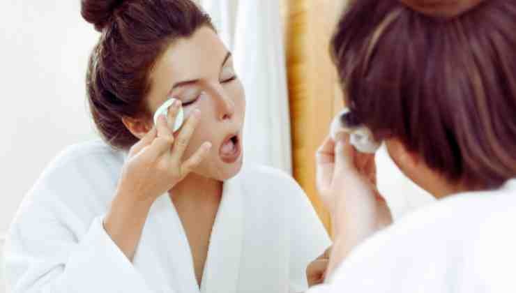 donna che si toglie il mascara