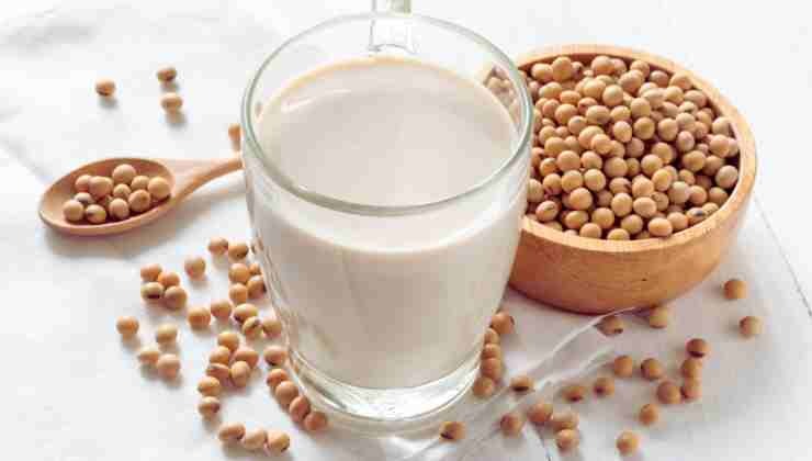 biocchiere di latte vegetale