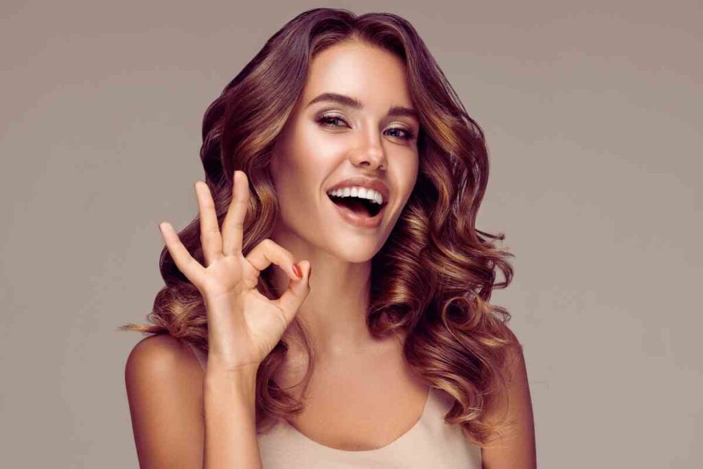 donna che fa il segno OK