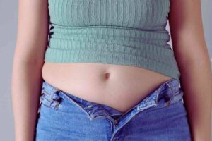 donna con pantaloni che non si chiudono