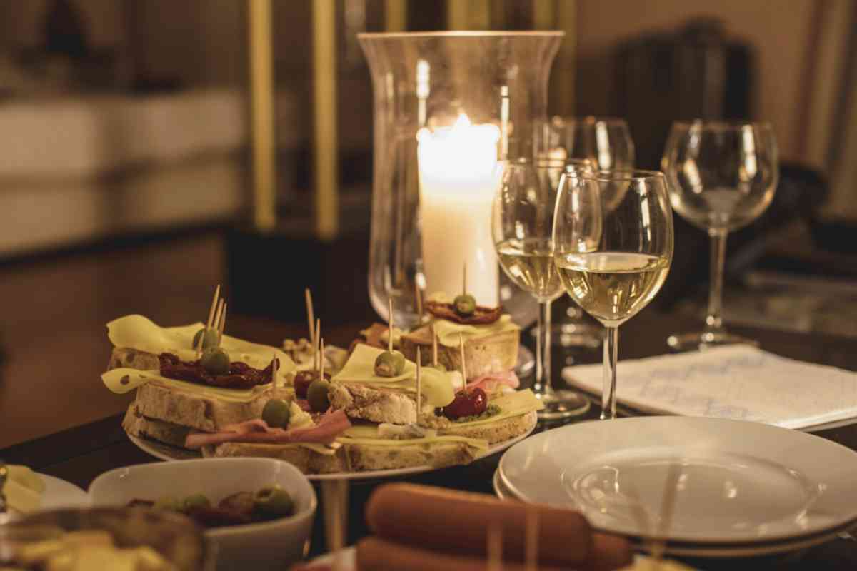 bicchiere di vino e stuzzichini