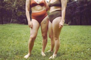 due donne con la cellulite