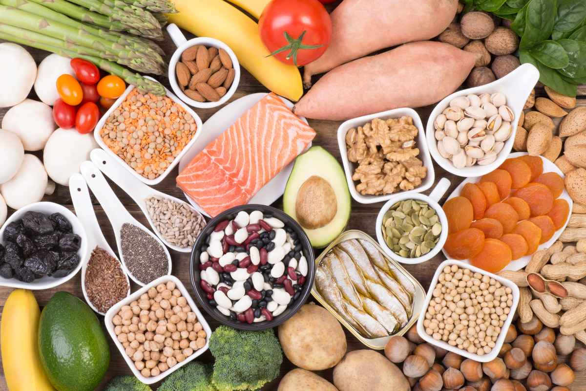 Tavola imbandita con Alimenti che contengono potassio