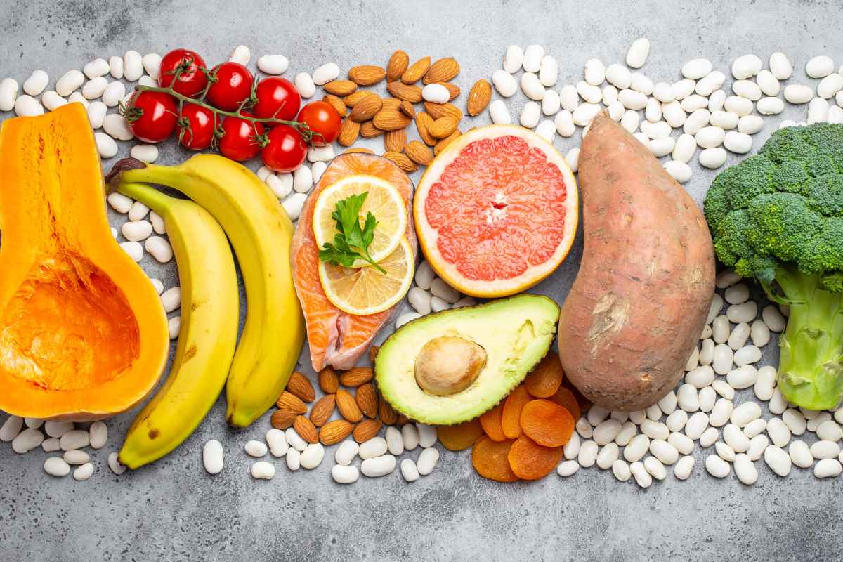 Tavola imbandita con Alimenti che contengono potassio