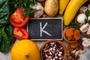 Tavola imbandita con Alimenti che contengono potassio