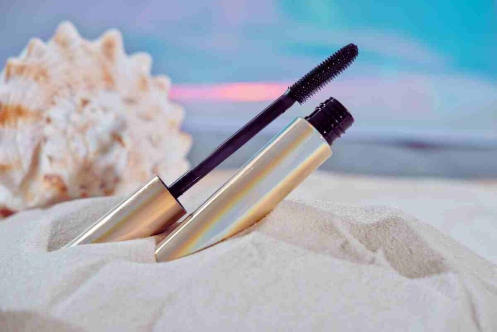 mascara sulla spiaggia