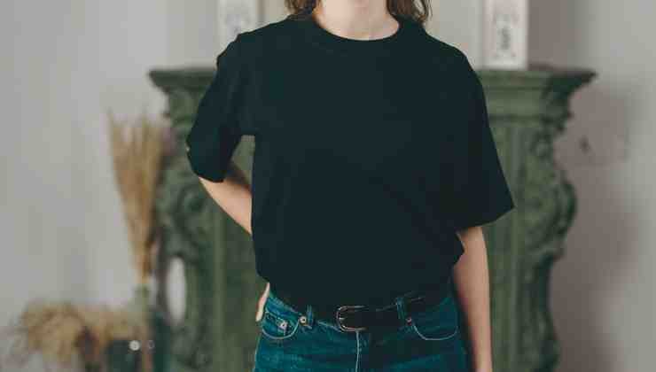 mujer con t shirt negra