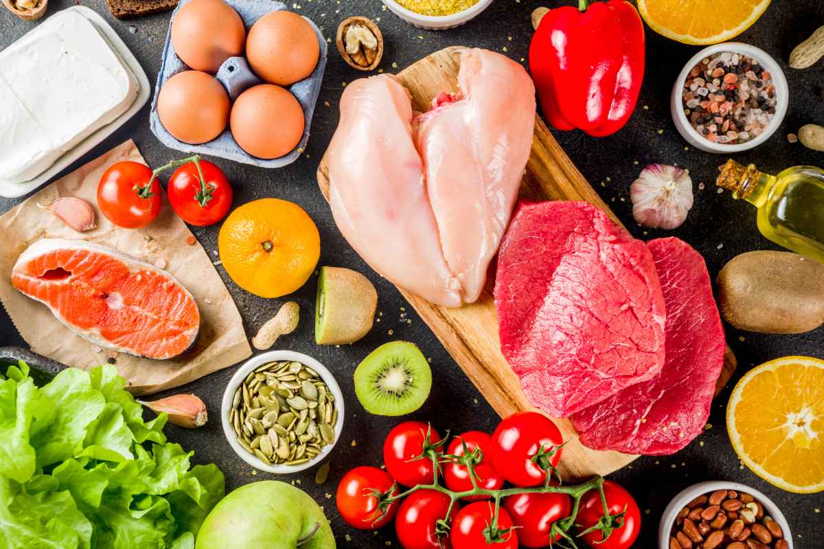 Tavola imbandita con cibi sani della dieta mediterranea