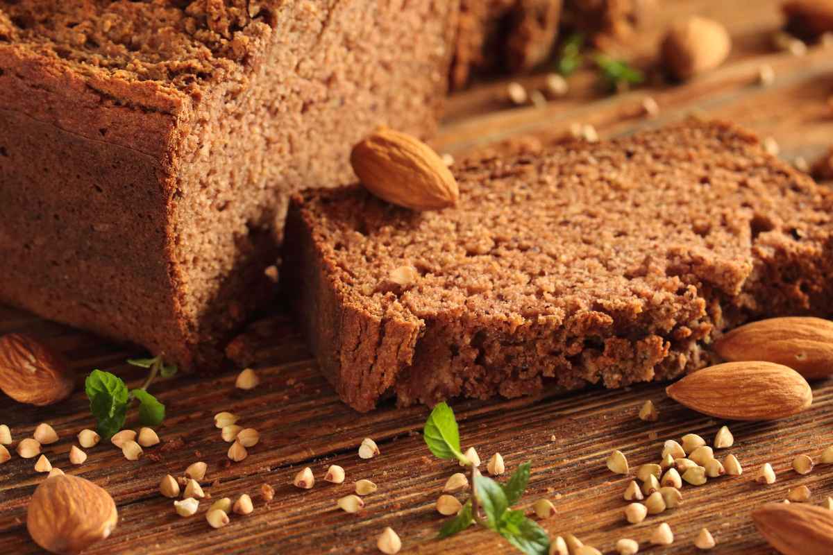 Pane integrale realizzato con farina di mandorle