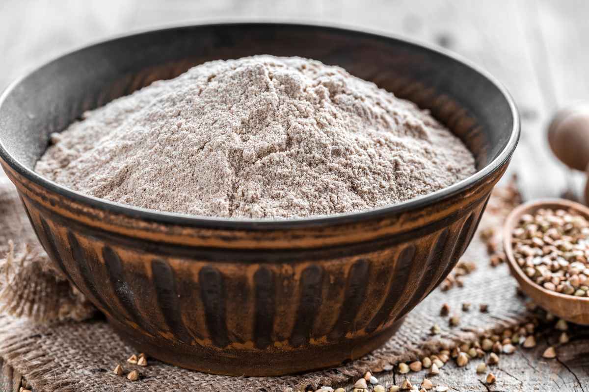 Ciotola con all'interno della farina di grano saraceno senza glutine