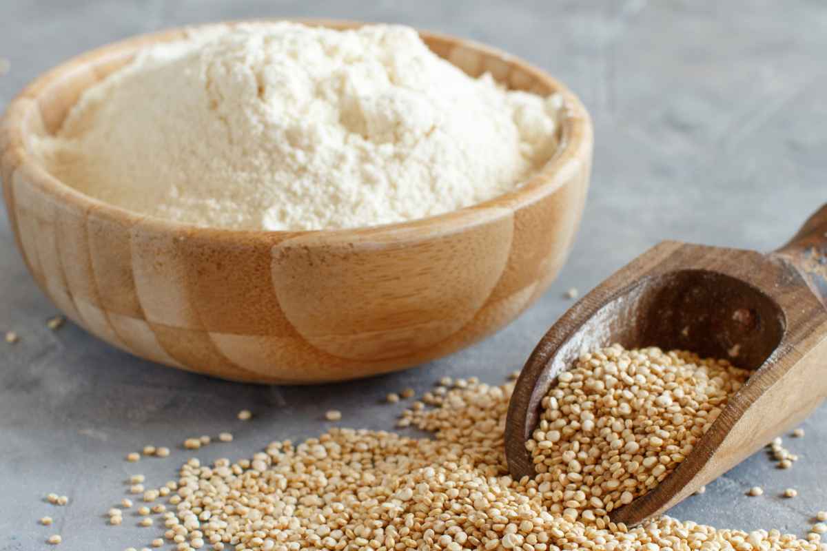 Ciotola di legno con della farina di quinoa all'interno
