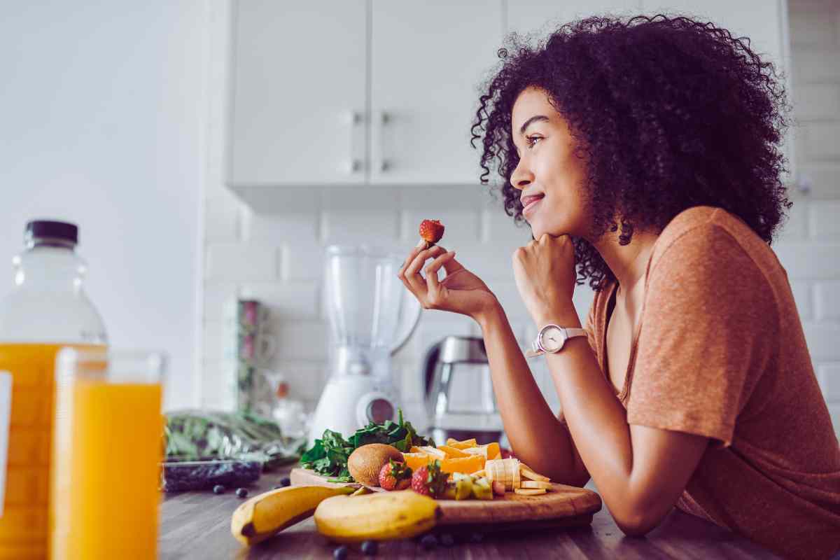 comer fruta en el desayuno
