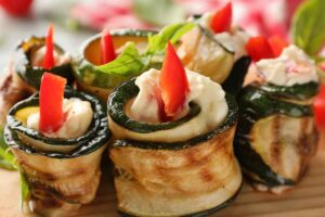 Involtini di zucchine light con feta e pomodorini
