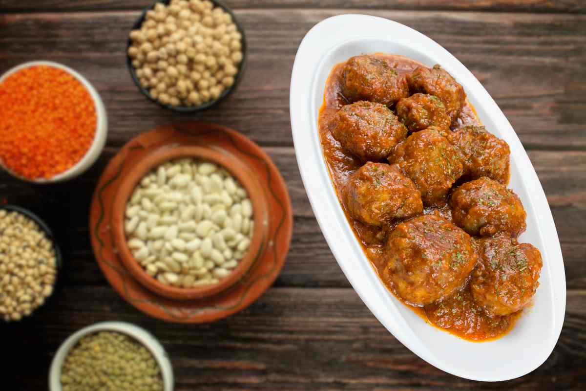 variedad de legumbres y albóndigas de alubias
