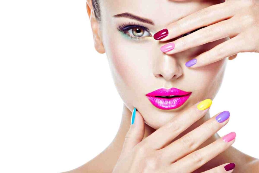 donne con mani che coprono il viso