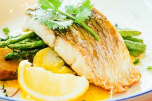 Piatto con pangasio al limone e verdure come contorno