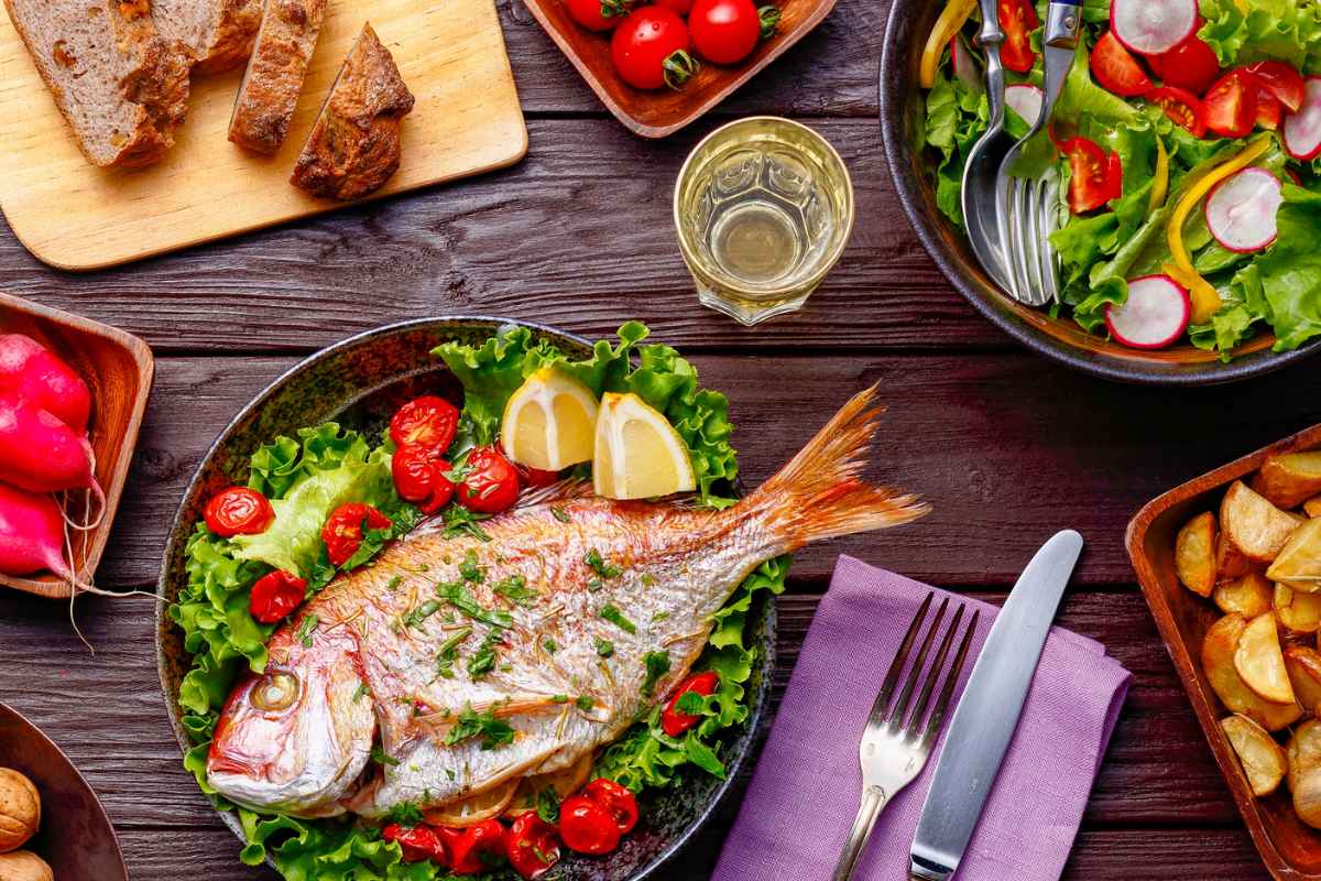 Tavola imbandita con cibi colorati