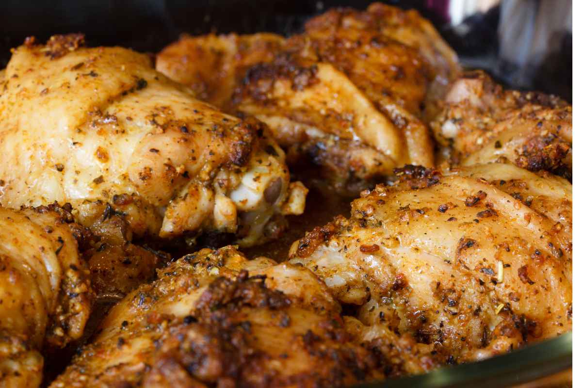 Petti di pollo cotti al forno con odori profumati