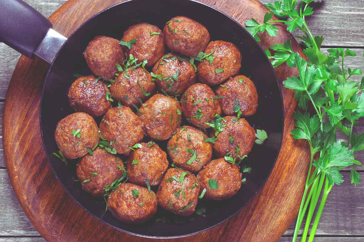 olla con albóndigas de alubias