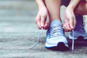 allacciarsi le scarpe da ginnastica