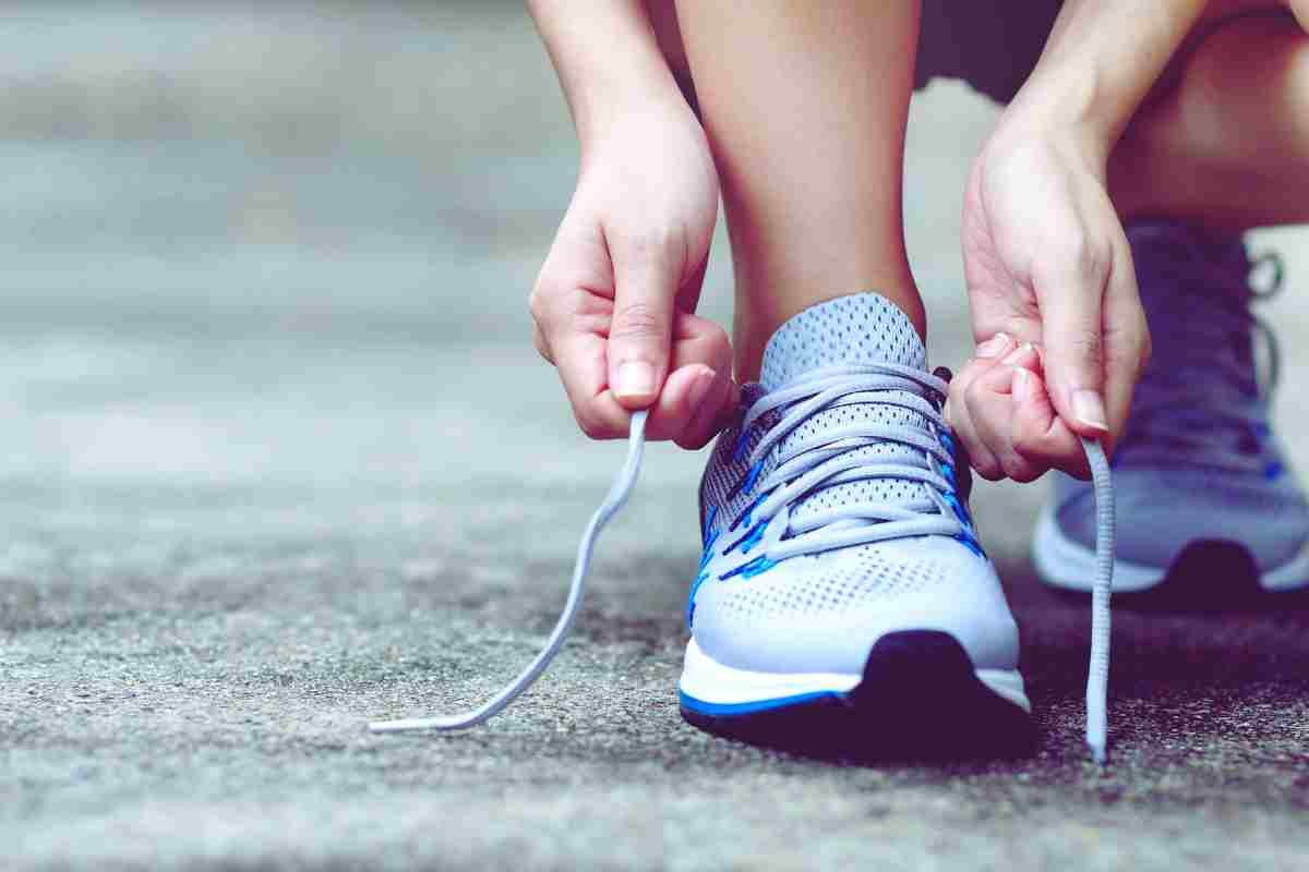 allacciarsi le scarpe da ginnastica