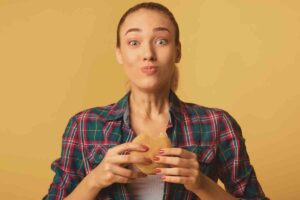 ragazza che mangia panino