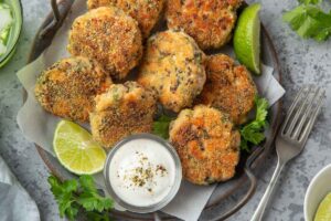 Polpette di verdure con salsa a base di yogurt greco