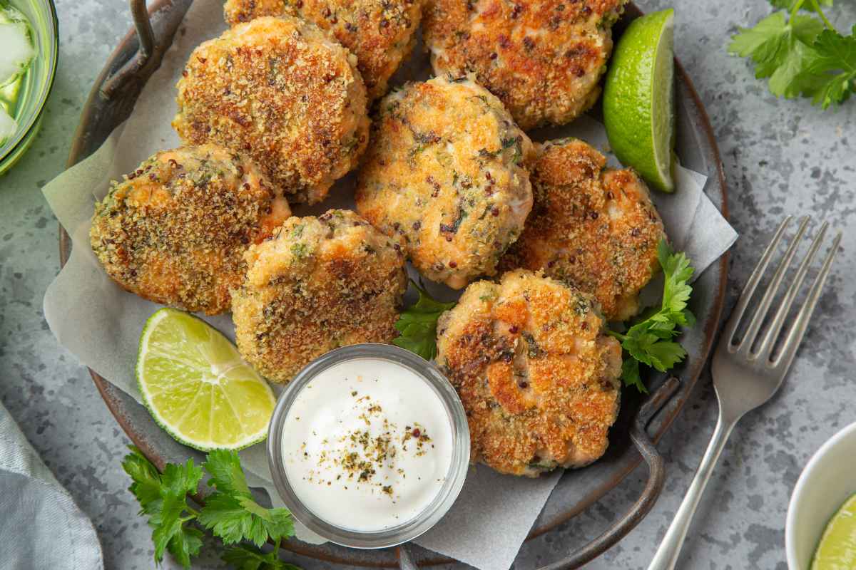 Polpette di verdure con salsa a base di yogurt greco