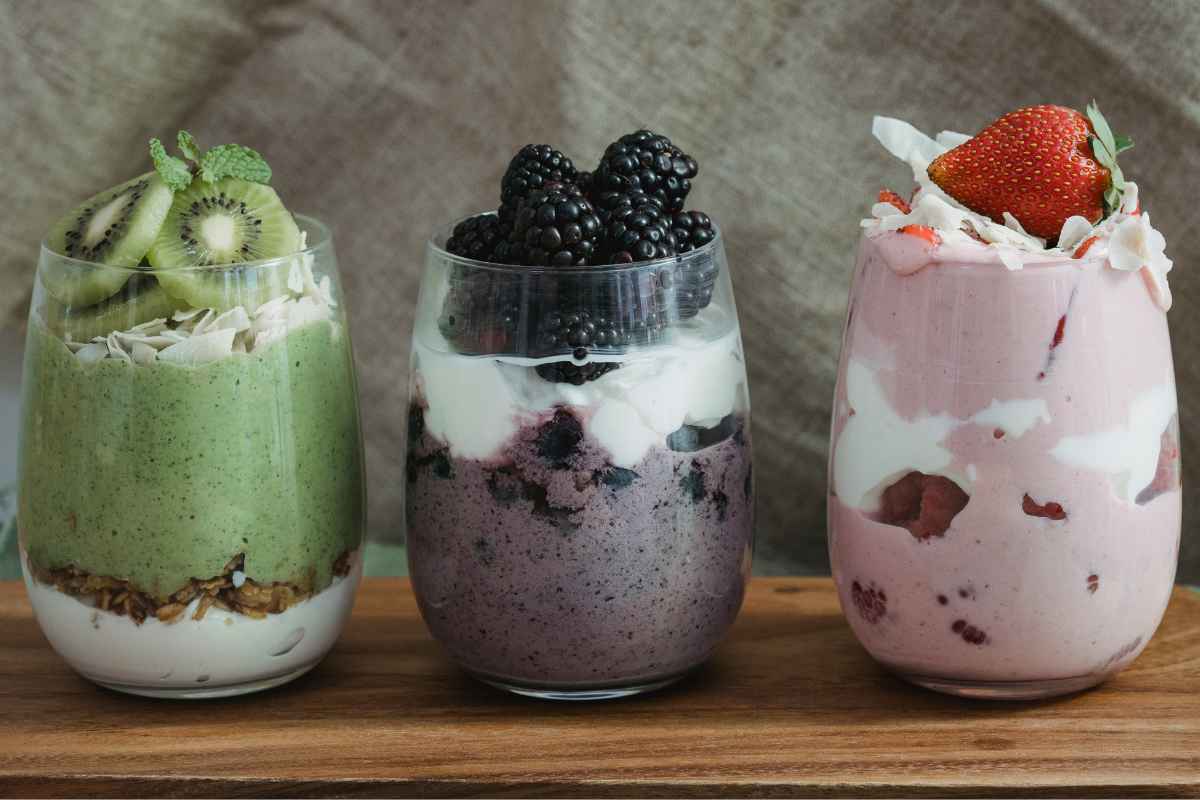 3 bicchieri di yogurt greco con la frutta