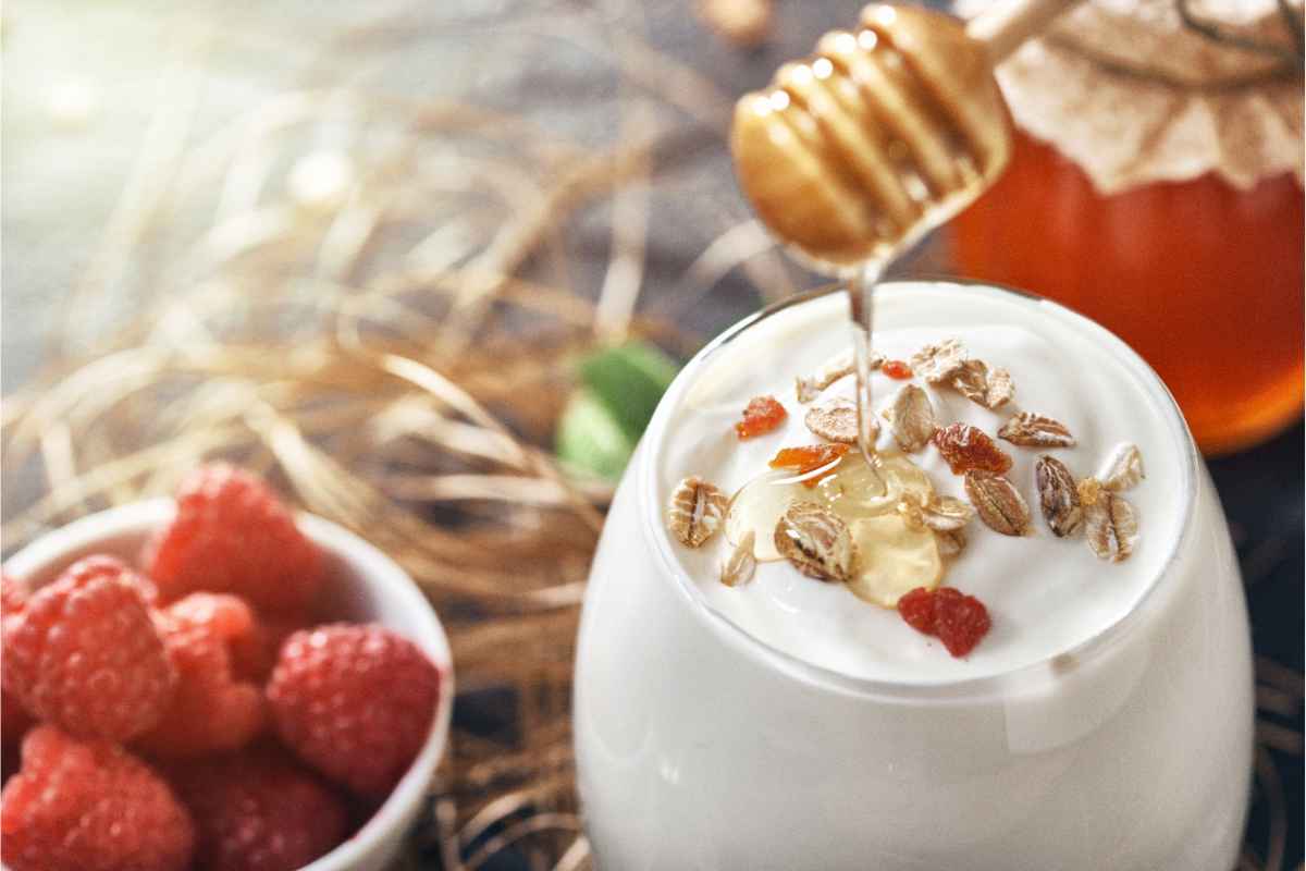 bicchiere di yogurt greco con frutta e miele