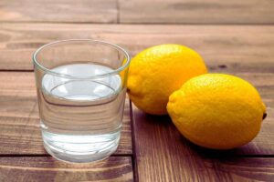 vaso de agua y limón