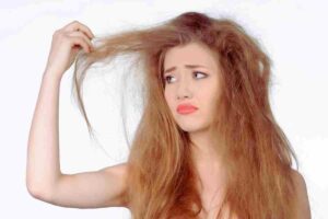 mujer triste se toca el pelo