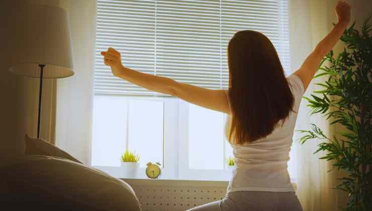 mujer relajandose con brazos abiertos 