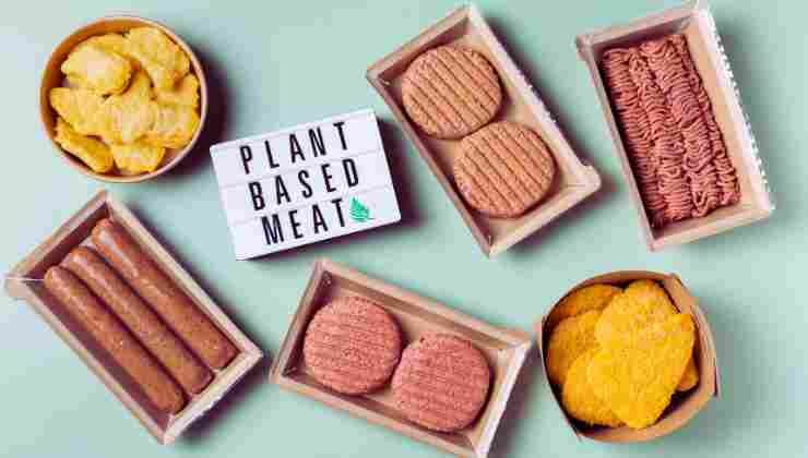 scritta plant based meat e alimenti