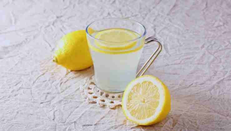 vaso de agua y limón 