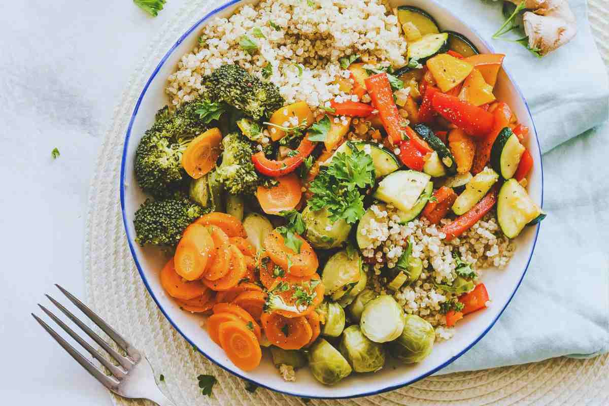 quinoa, berenjenas a la plancha, atún y yogur