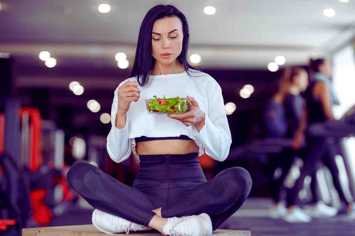 mujer come ensalada